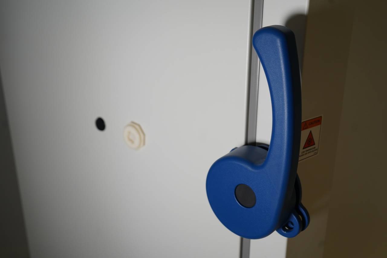 USA Lab 9.9 Cu Ft -86C Ultra-Low Upright Freezer 110V - Image 5